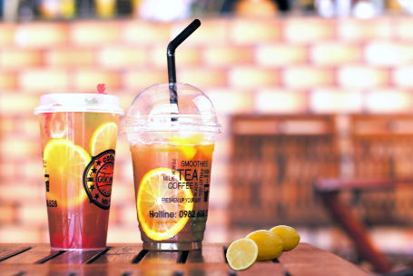 Vodič za poklopce za PET čaše: Kupolasti poklopac u odnosu na ravni poklopac